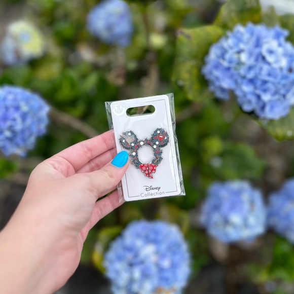 NWT Disney Mickey Holiday Christmas Wreath Pin - Picture 3 of 14